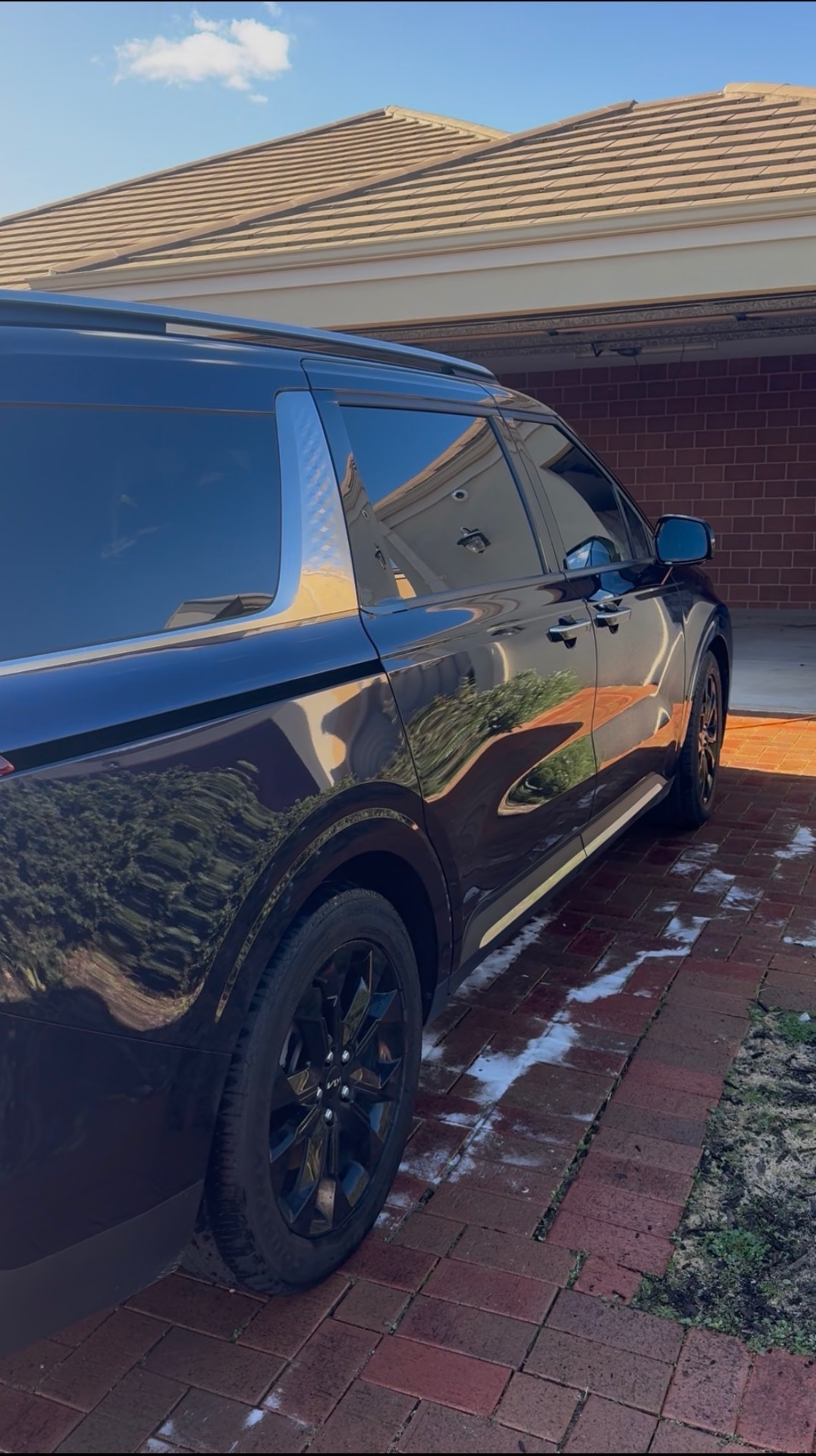 Mobile car detailing Mandurah — black Kia Carnival exterior finish